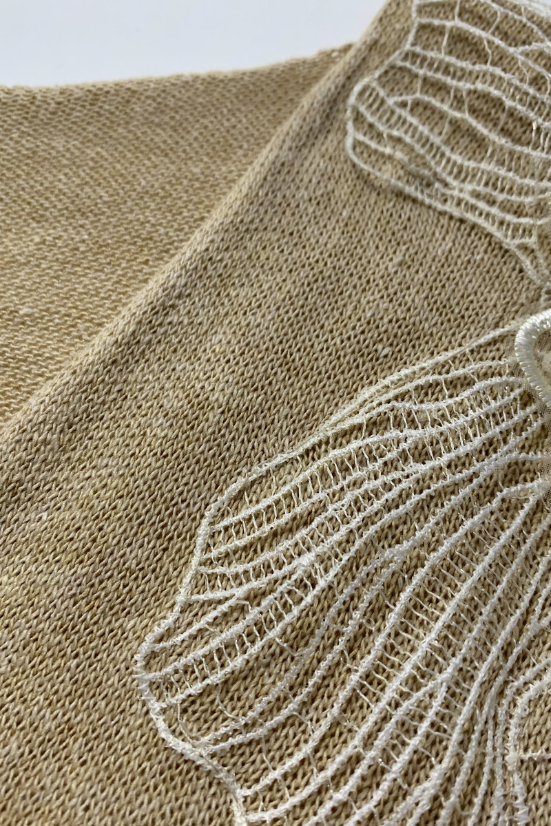 Джемпер из хлопка и вискозы с декоративным цветком бисквитного цвета Dixie