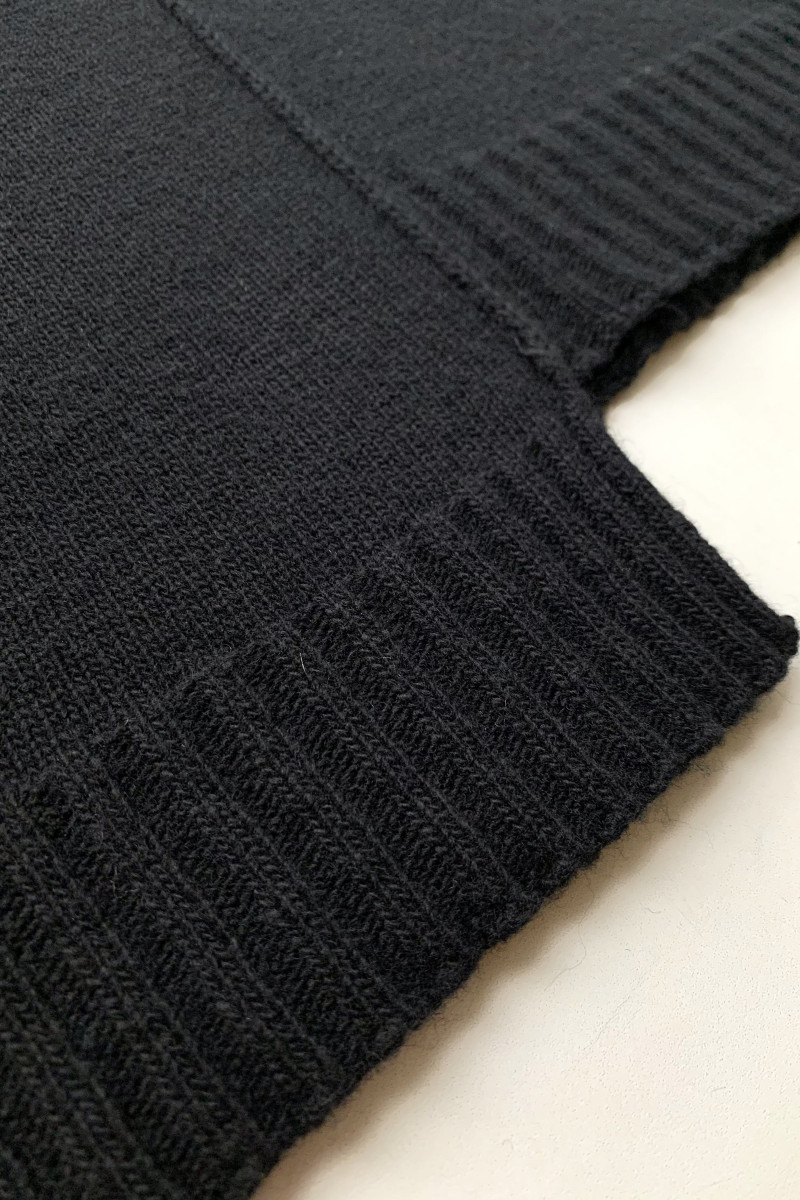 Чёрный трикотажный свитер из шерсти, кашемира и вискозы J-Clair