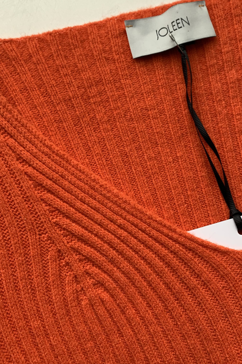 Яркий джемпер оранжевого цвета с вырезом Joleen