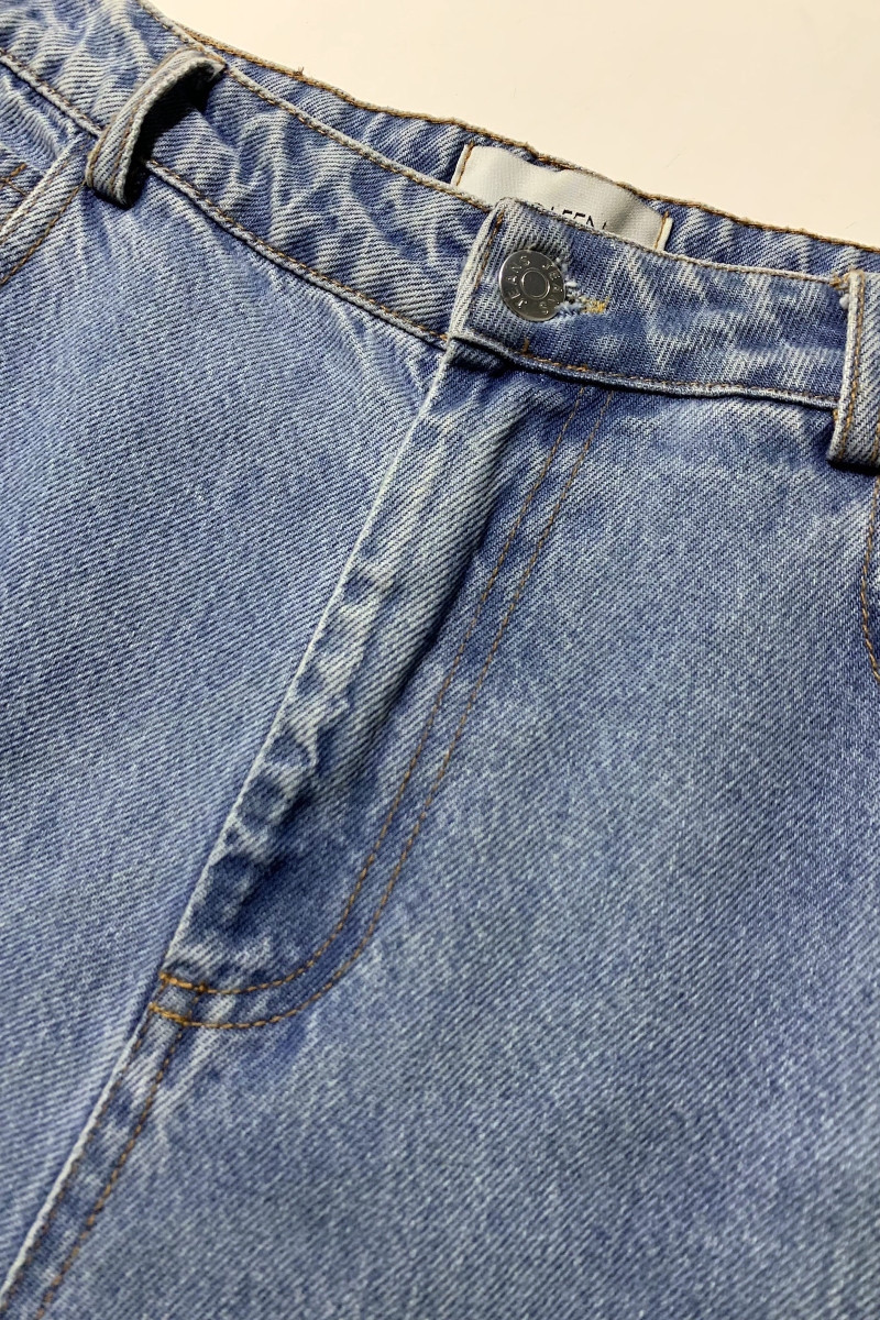 Голубые джинсы с бахромой по низу Joleen