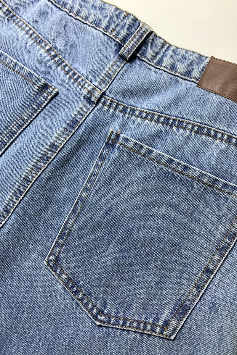 Голубые джинсы с бахромой по низу Joleen