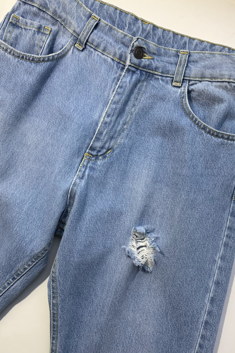 Светло‑голубые джинсы с потертостями и удобной посадкой Joleen