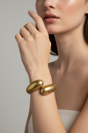 Скульптурный металлический браслет в золотом тоне Motel