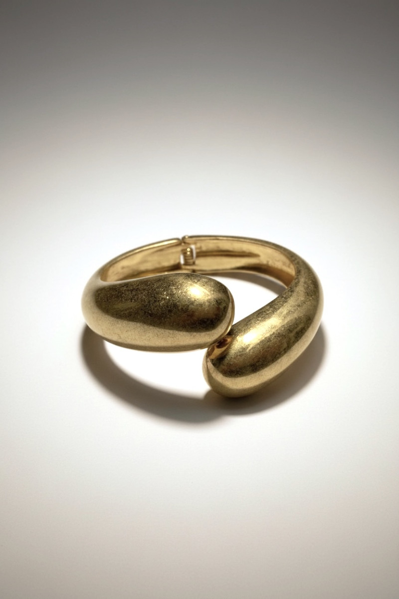 Скульптурный металлический браслет в золотом тоне Motel