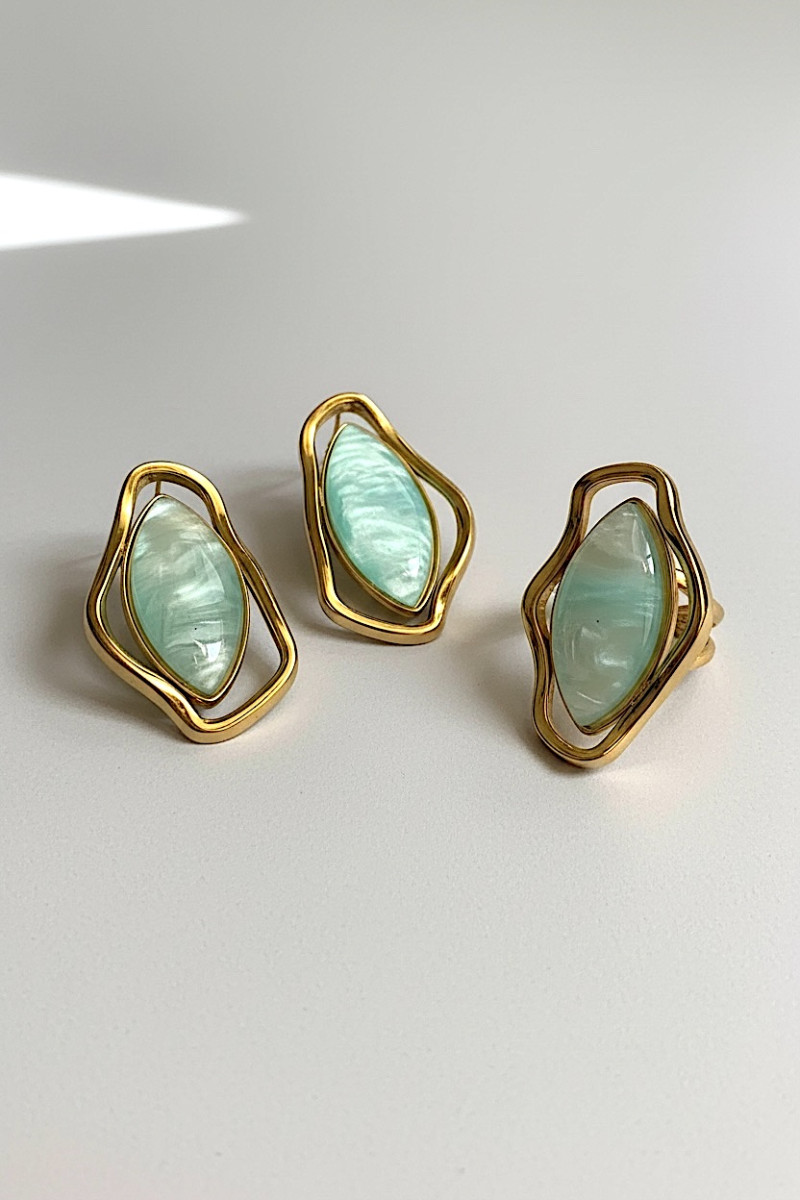 Комплект украшений с камнем в золотистой оправе (серьги и кольцо) Motel