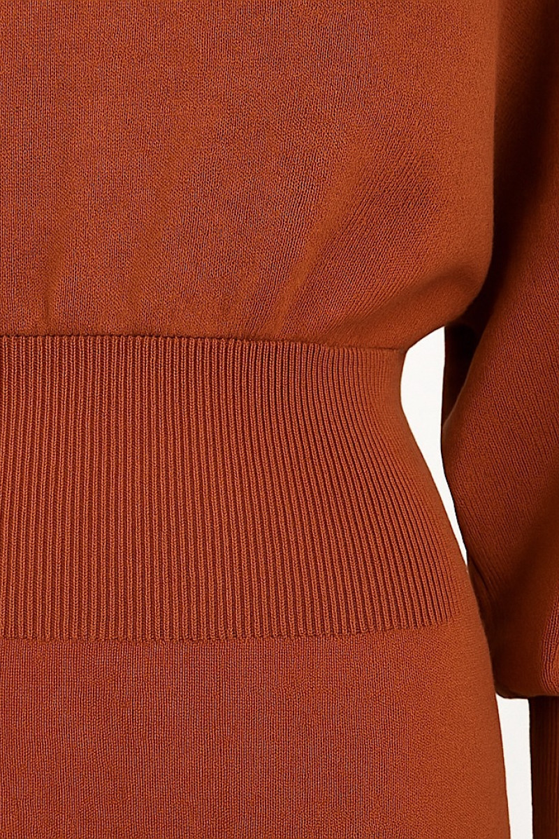 Карамельное трикотажное платье миди итальянского бренда Joleen