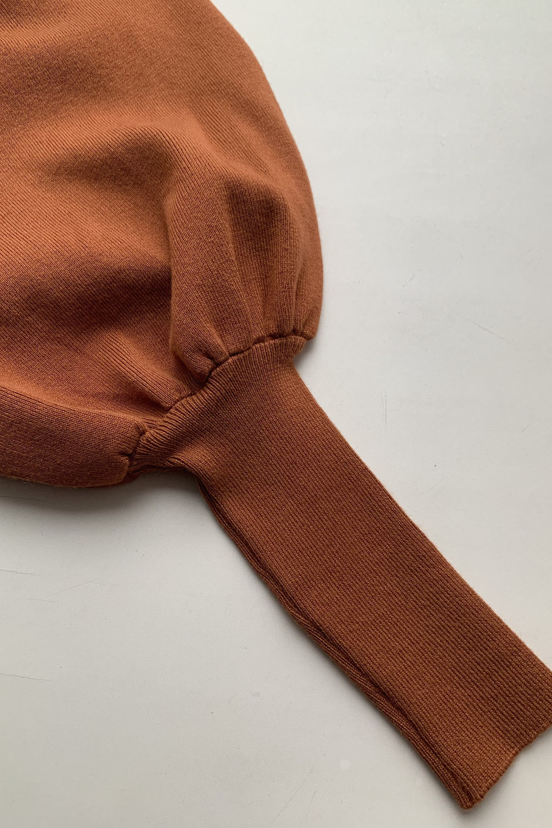 Карамельное трикотажное платье миди итальянского бренда Joleen