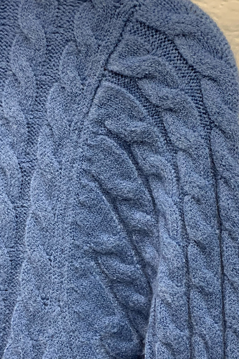 Платье по фигуре из вискозы с высоким воротником