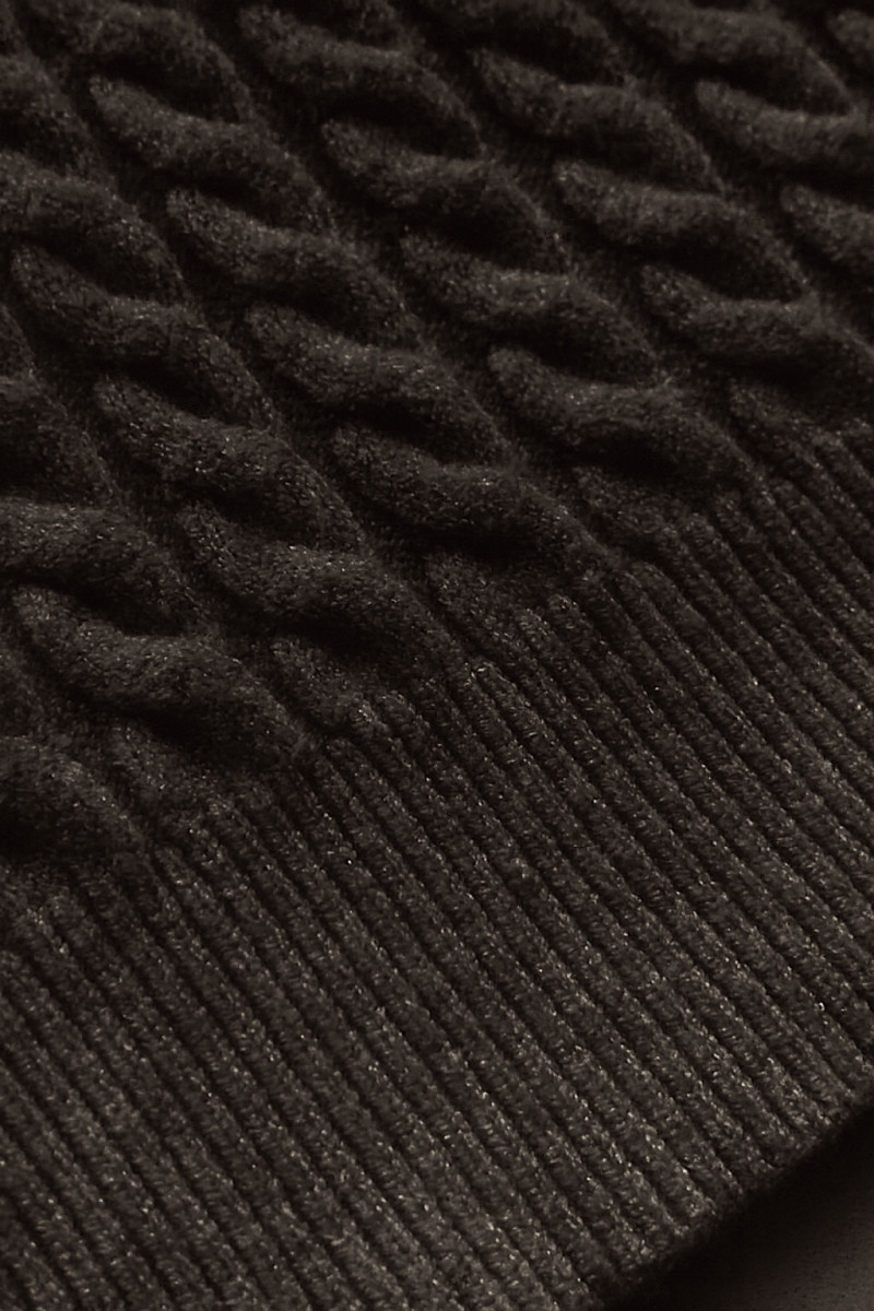 Чёрное платье по фигуре из вискозы с высоким воротником