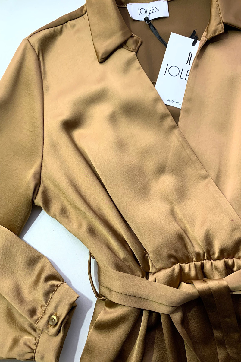 Платье из вискозы на запах с поясом карамельного цвета  Joleen