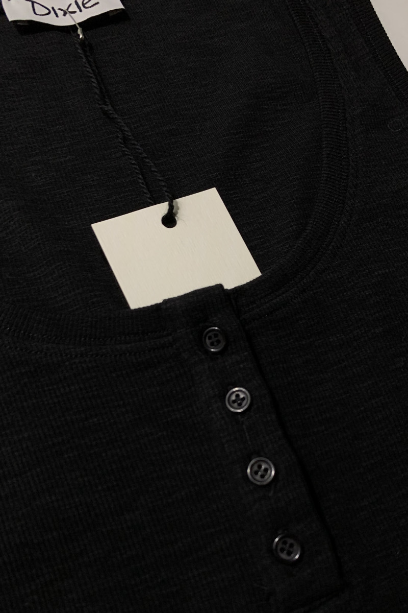 Базовый чёрный топ из хлопка и вискозы Dixie