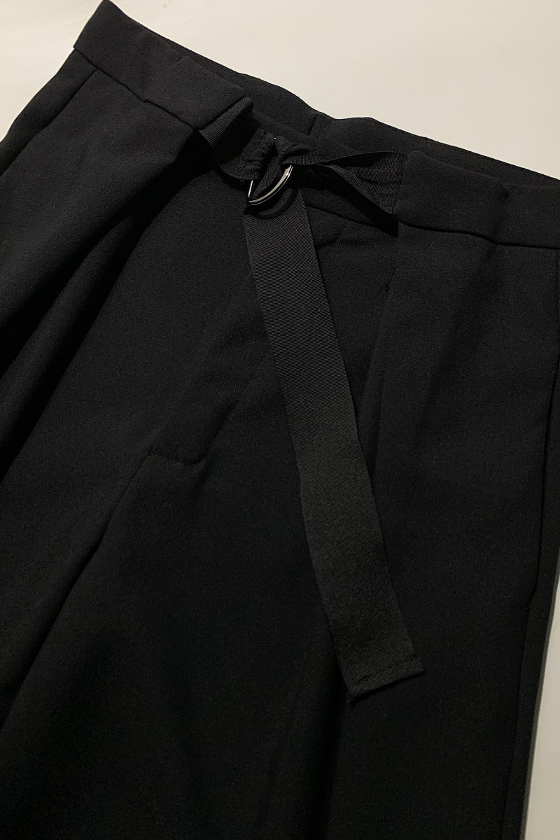 Чёрные брюки с карманами и поясом Dixie