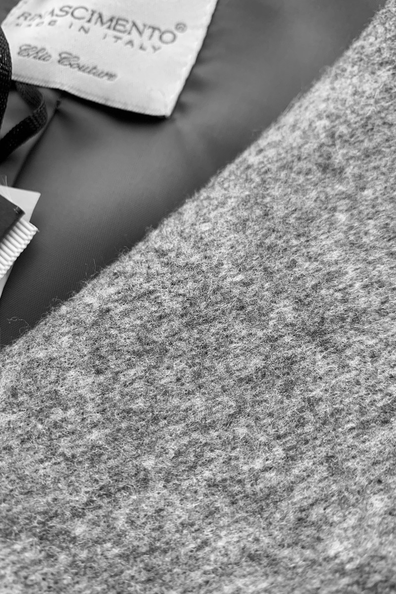 Элегантная серая жилетка с поясом длины миди Rinascimento