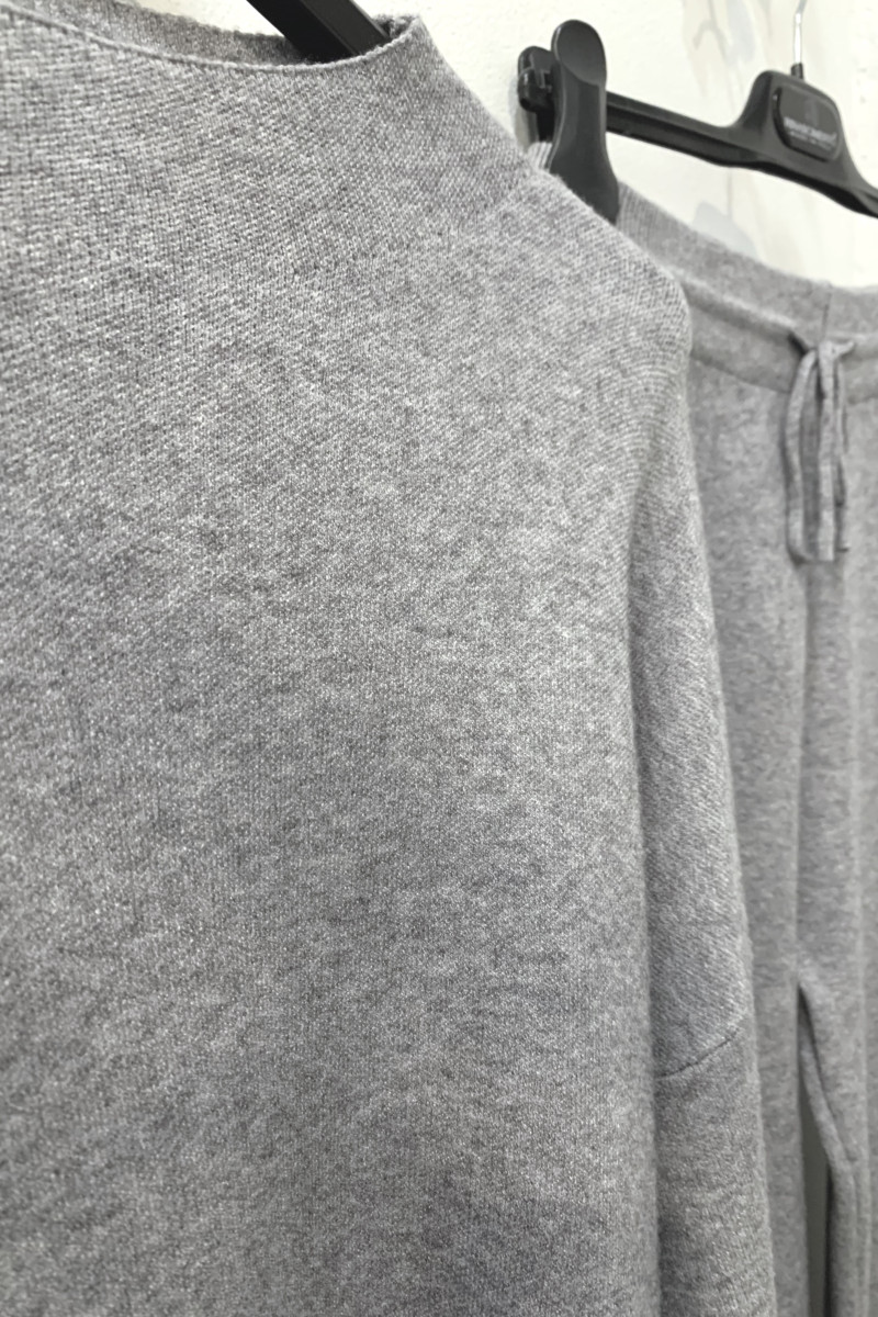 Серый трикотажный костюм брюки с джемпером итальянского бренда Motel