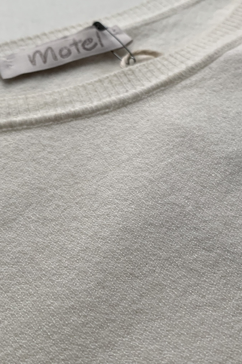 Молочный костюм из вискозы с плиссированной юбкой и джемпером No-Na