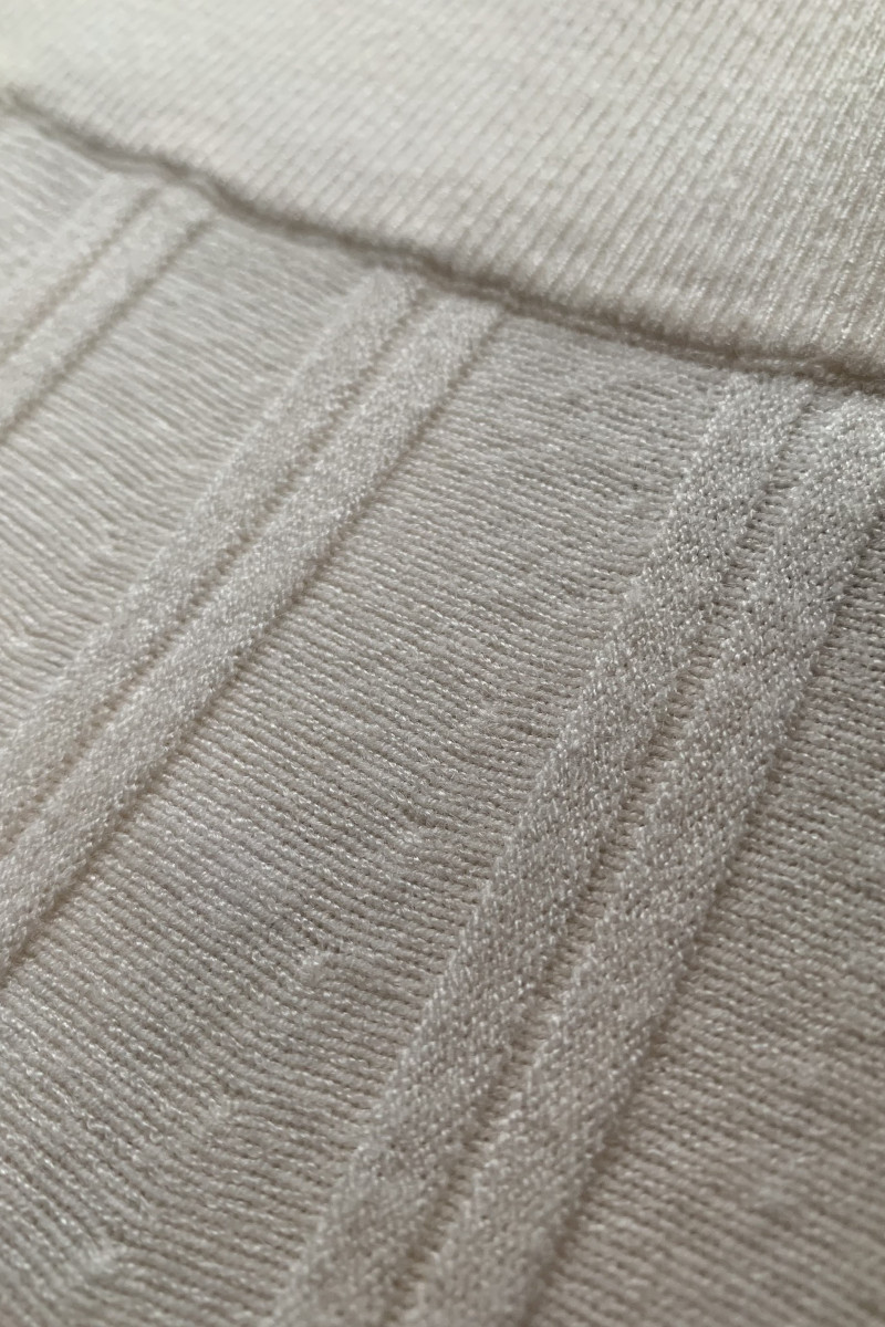 Молочный костюм из вискозы с плиссированной юбкой и джемпером No-Na