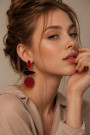 Серьги‑гвоздики с декоративными камнями в красно-бордовых оттенках Motel
