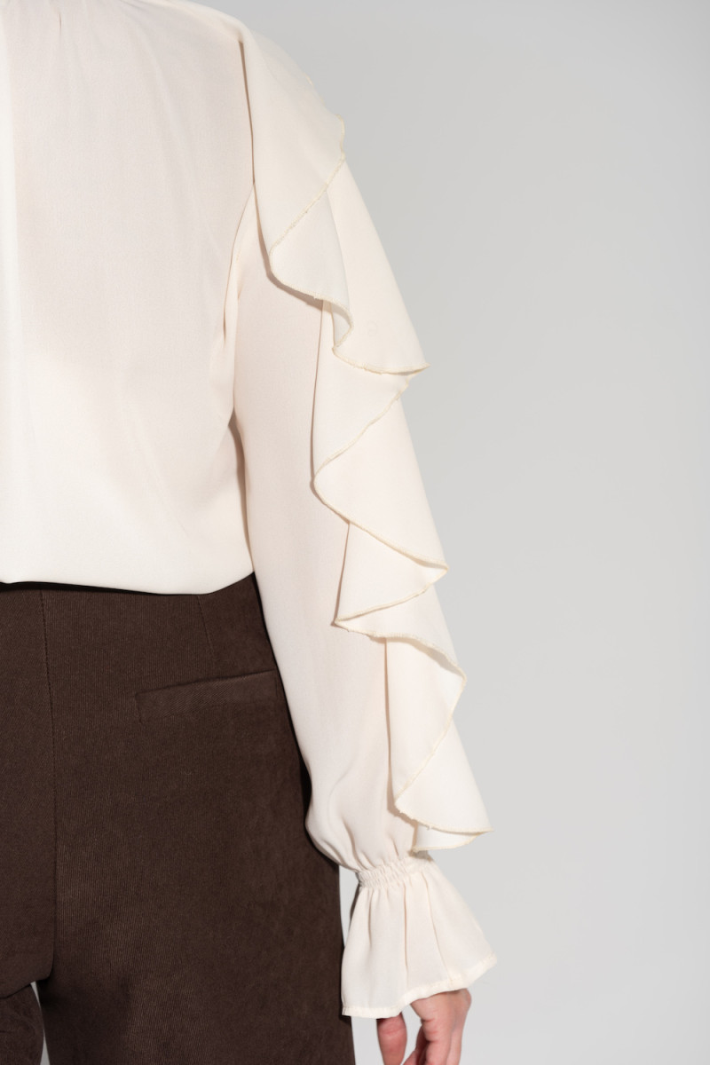 Молочная блуза с жабо и В-образным вырезом итальянского бренда Dixie