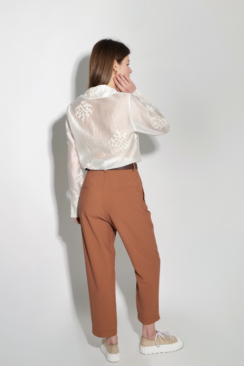 Нежная молочная блуза с вышитыми цветами