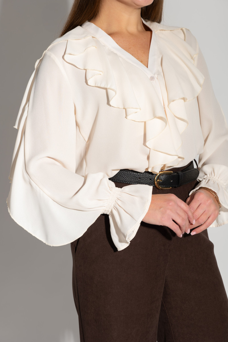 Молочная блуза с жабо и В-образным вырезом итальянского бренда Dixie