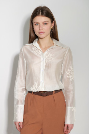 Нежная молочная блуза с вышитыми цветами
