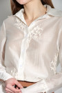 Нежная молочная блуза с вышитыми цветами