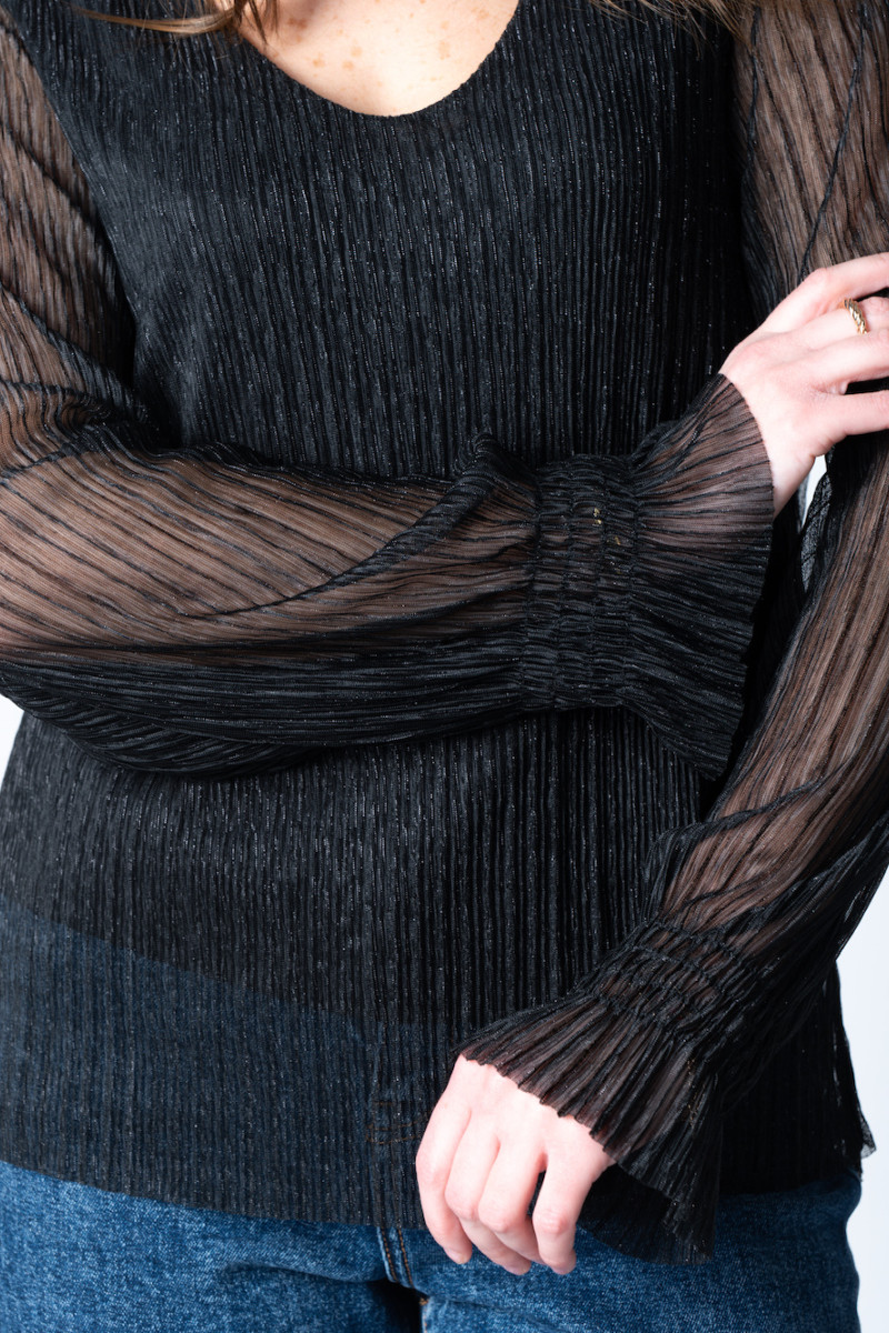 Чёрная блуза с V-образным вырезом итальянского бренда Motel