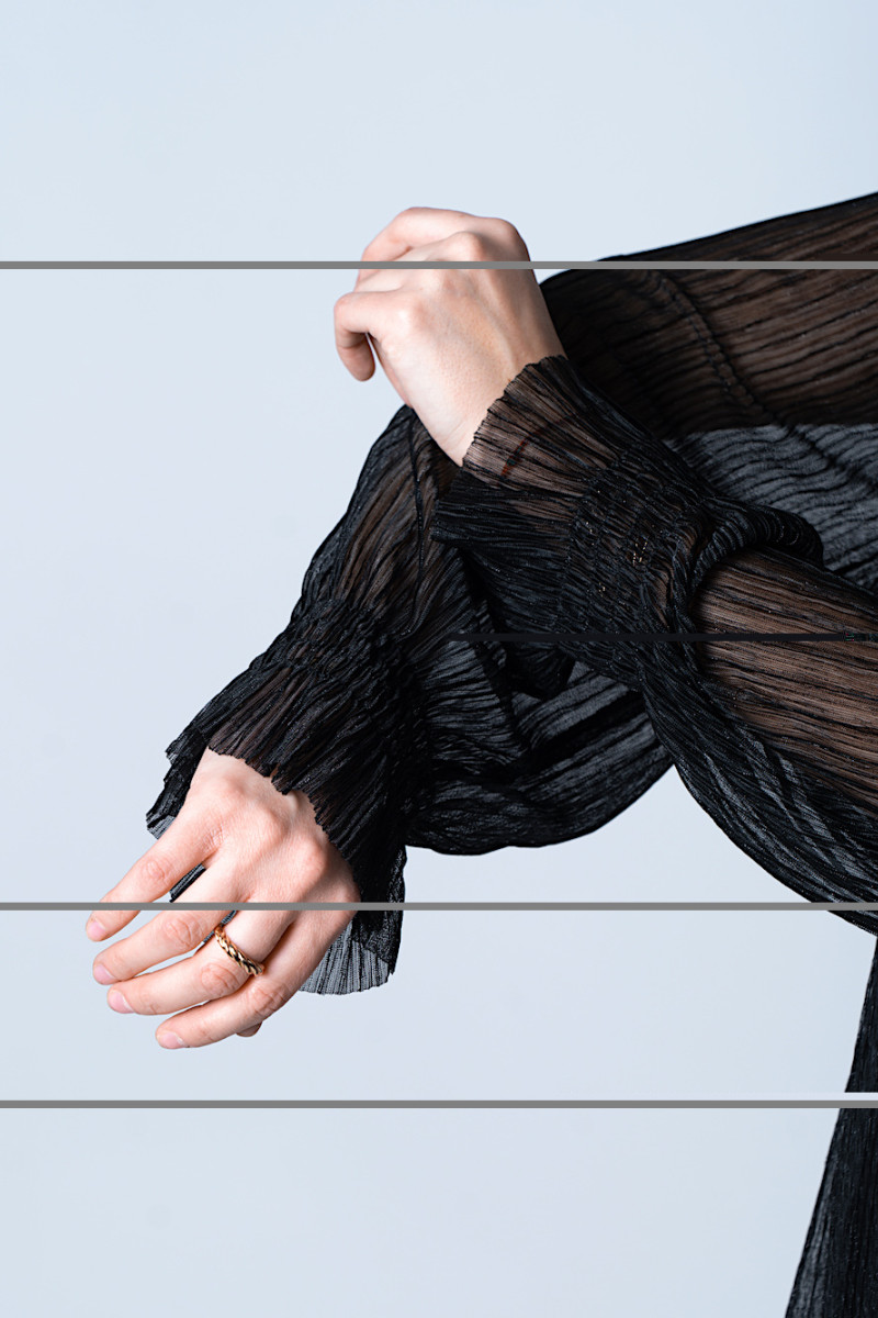 Чёрная блуза с V-образным вырезом итальянского бренда Motel