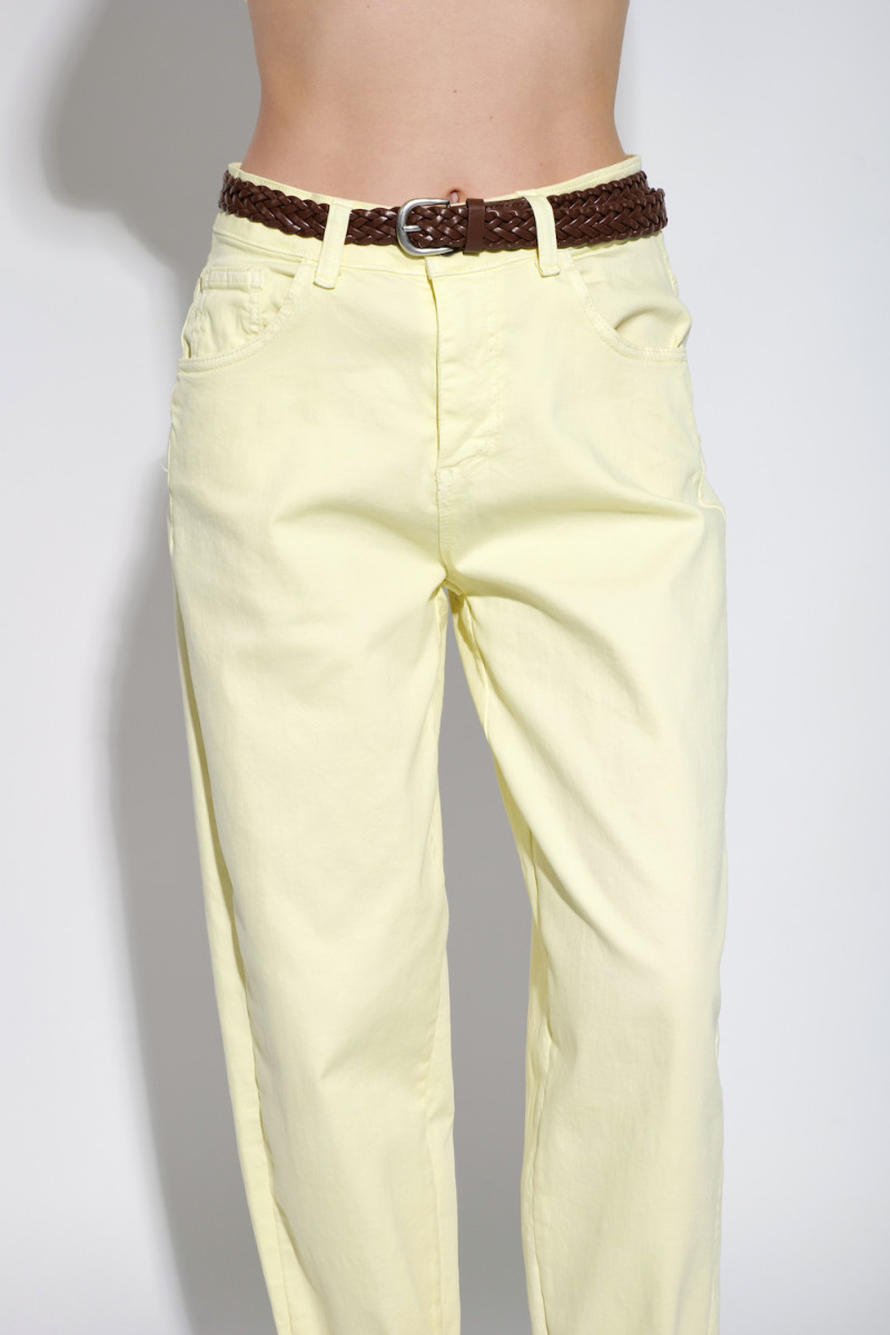 Стретчевые брюки с поясом в комплекте лимонного цвета итальянского бренда Dixie