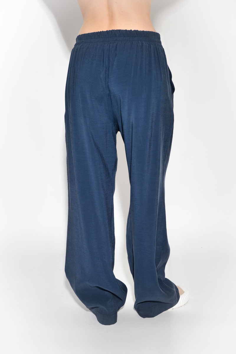 Синие вискозные брюки с карманами прямого кроя итальянского бренда Motel