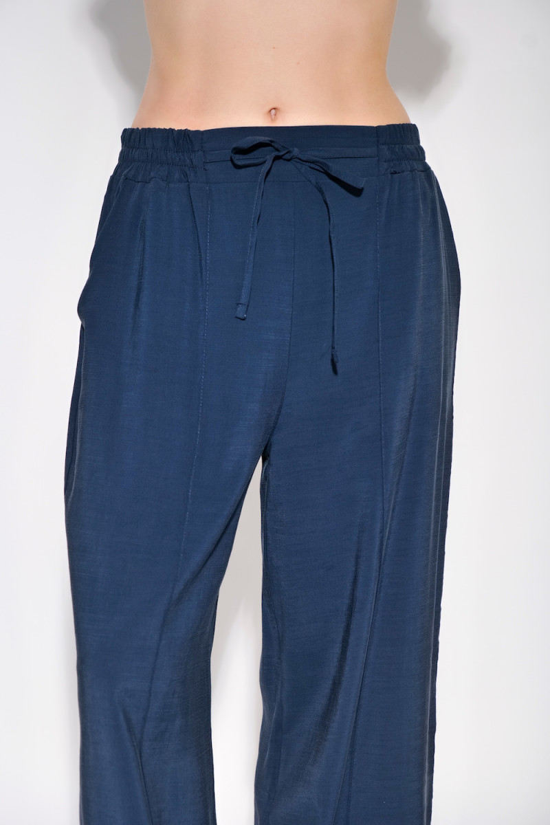 Синие вискозные брюки с карманами прямого кроя итальянского бренда Motel