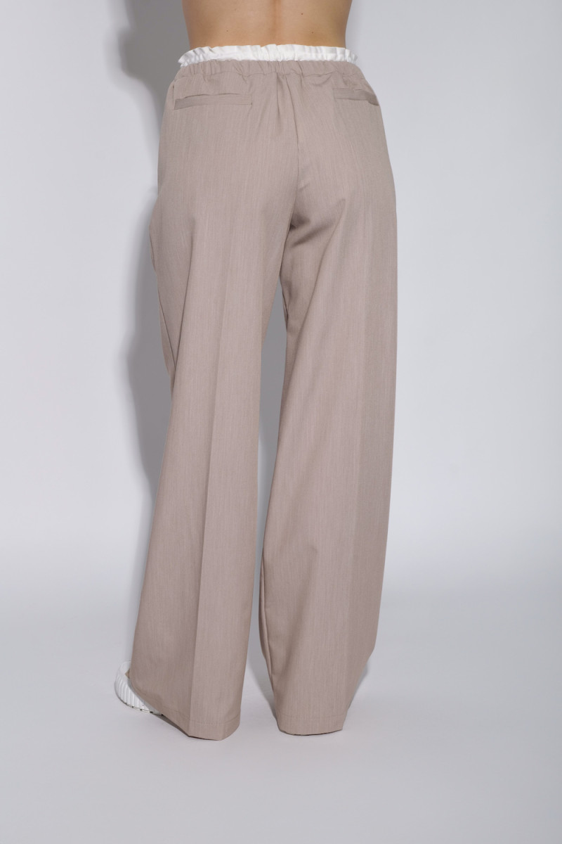 Бежевые брюки с белым поясом итальянского бренда Dixie