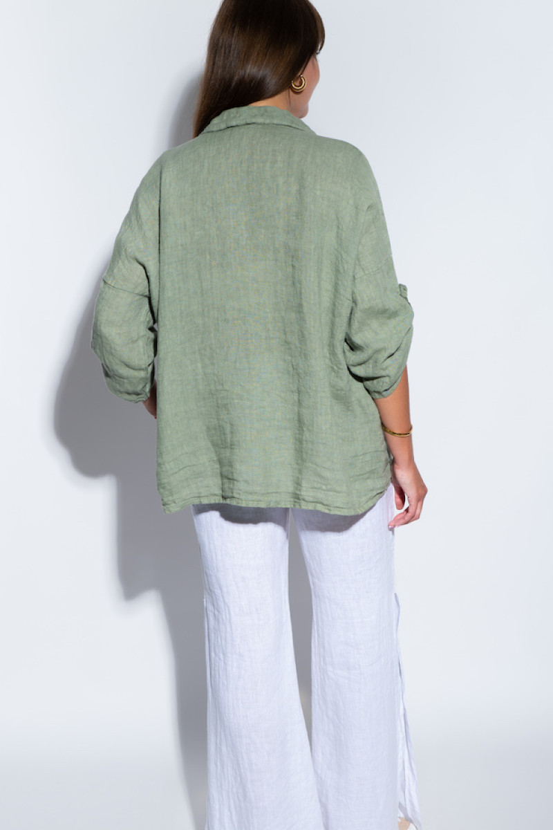 Белые льняные брюки с карманами и разрезами в низу штанин