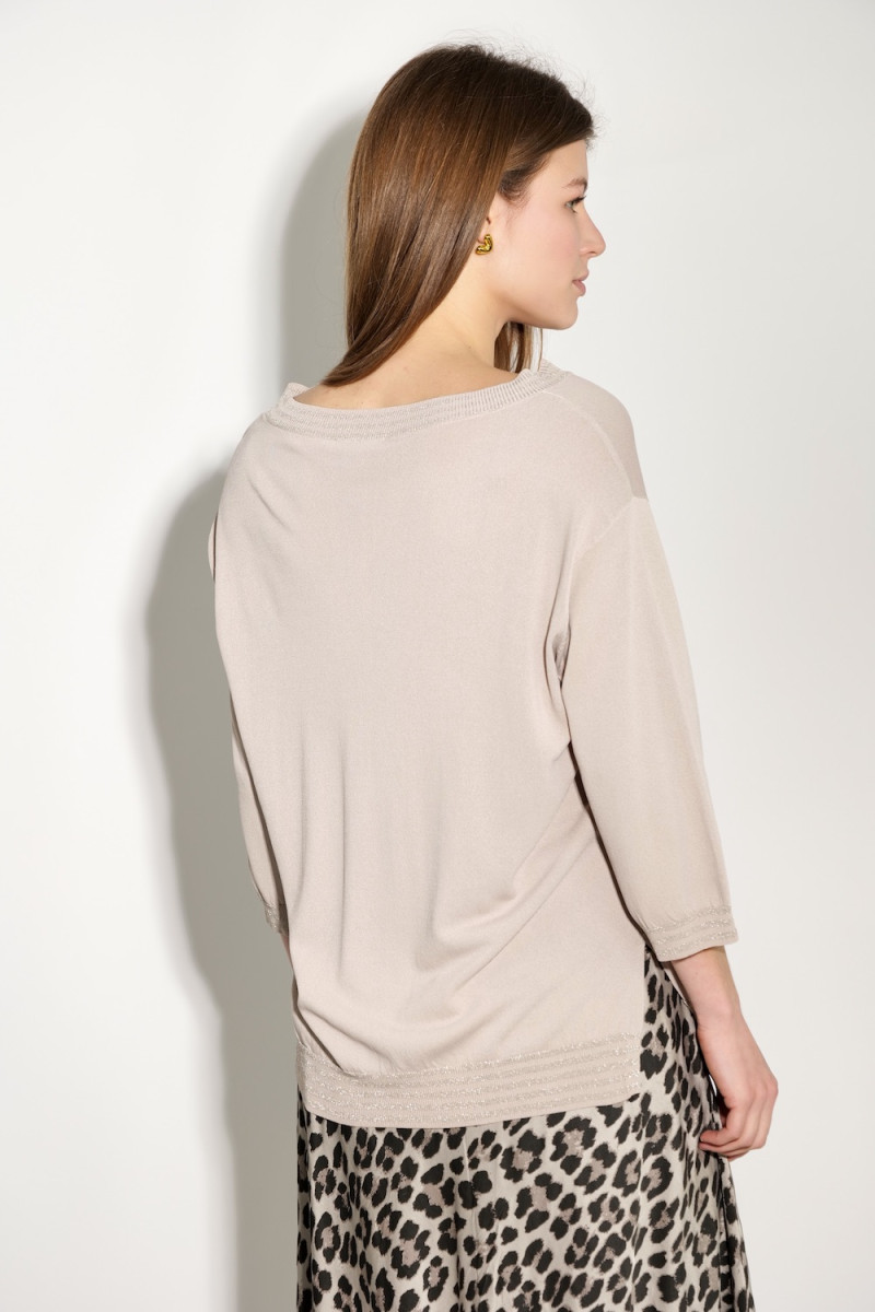Бежевый вискозный джемпер вырез 