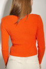 Яркий оранжевый джемпер от Joleen