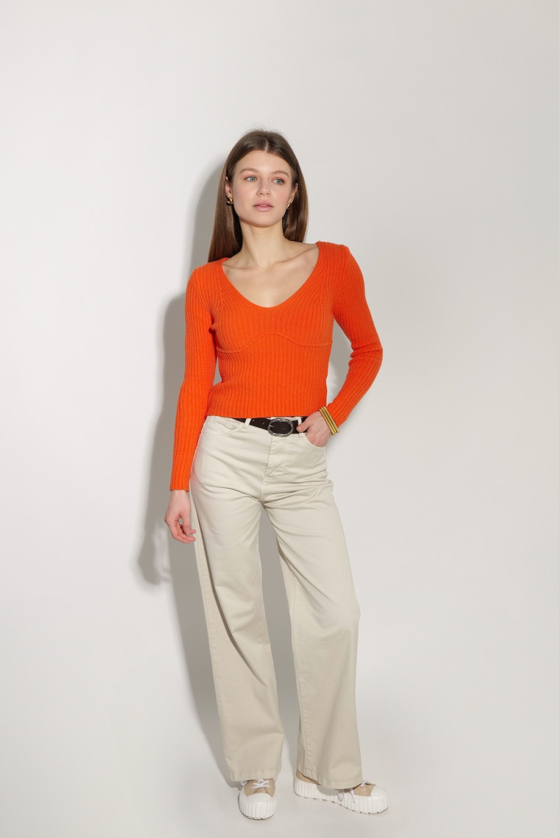 Яркий оранжевый джемпер от Joleen