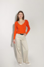 Яркий оранжевый джемпер от Joleen