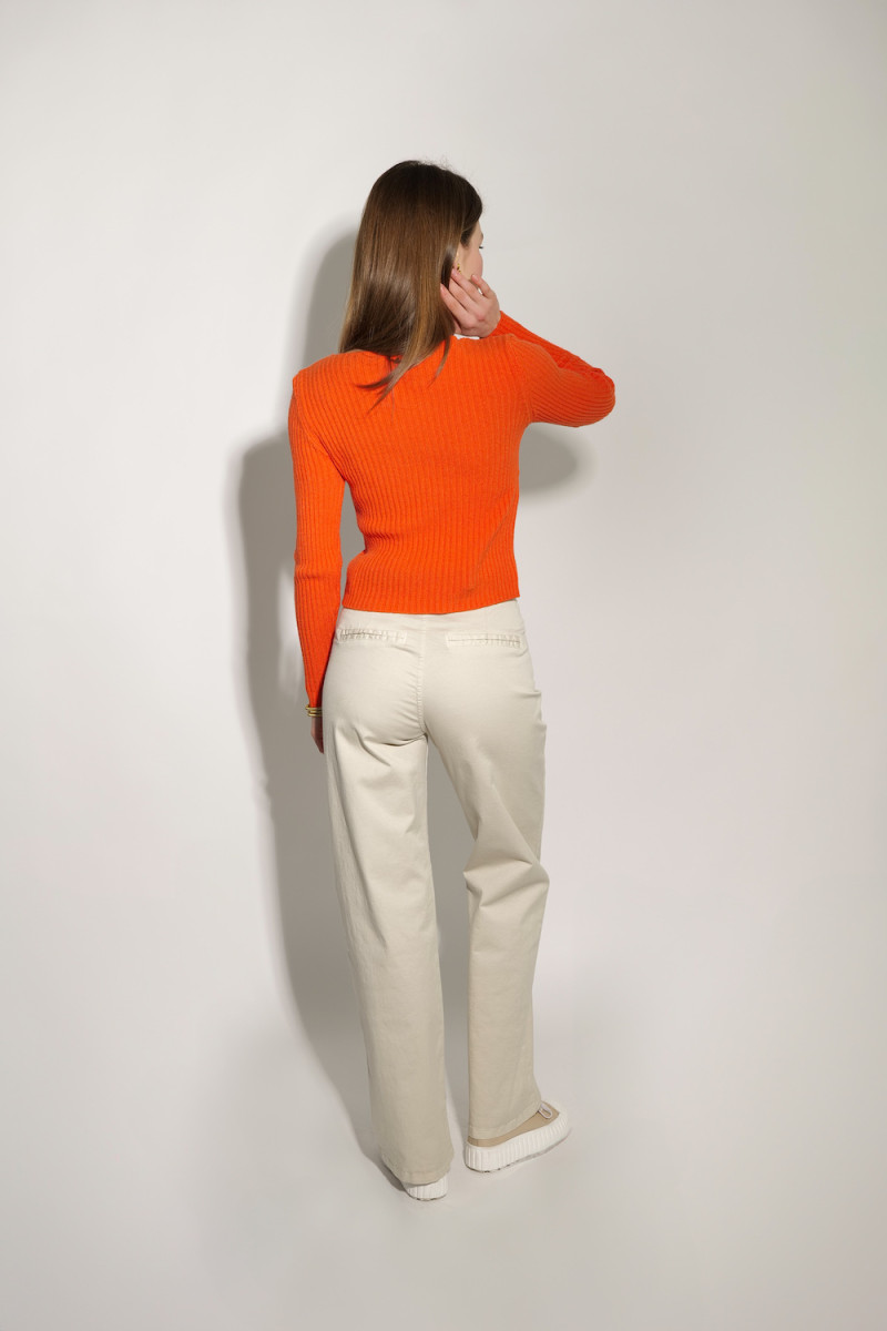 Яркий оранжевый джемпер от Joleen