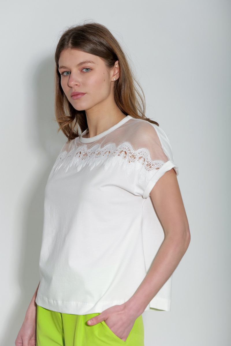 Белая футболка из хлопка с кружевом итальянского бренда Dixie