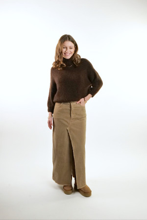 Бежевая макси-юбка из микро-вельвета с разрезом  итальянского бренда Dixie