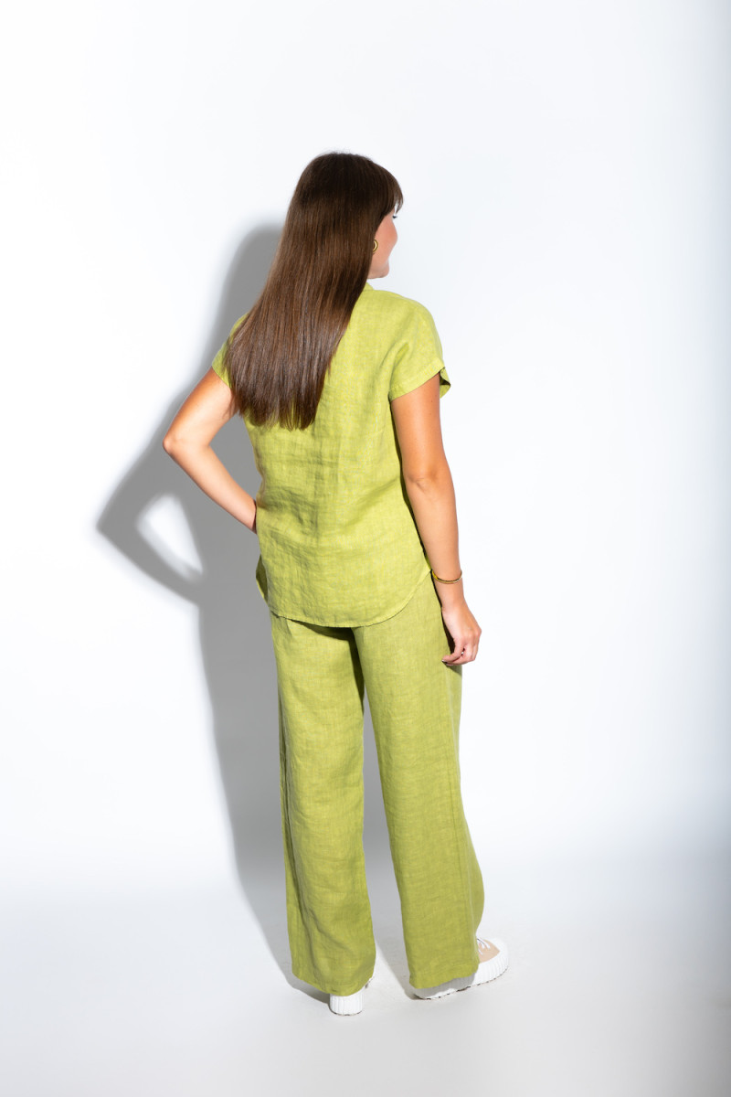 Зеленый льняной летный костюм брюки с блузой на пуговицах