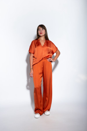 Вискозный костюм с В-образным вырезом и брюками свободного кроя итальянского бренда Motel