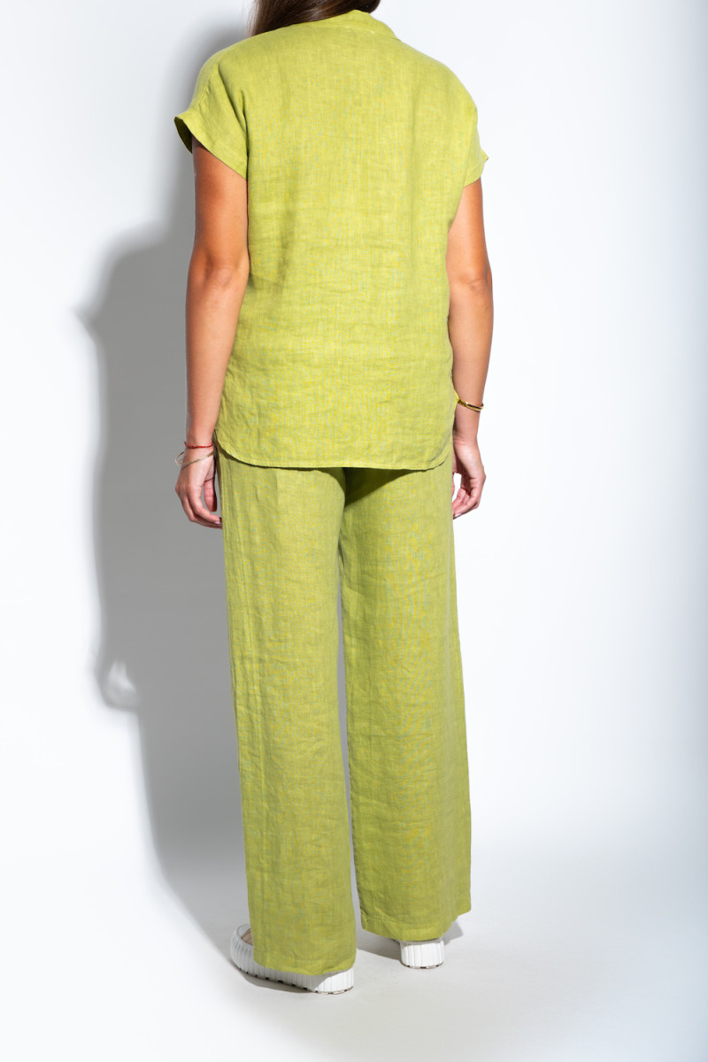 Зеленый льняной летный костюм брюки с блузой на пуговицах