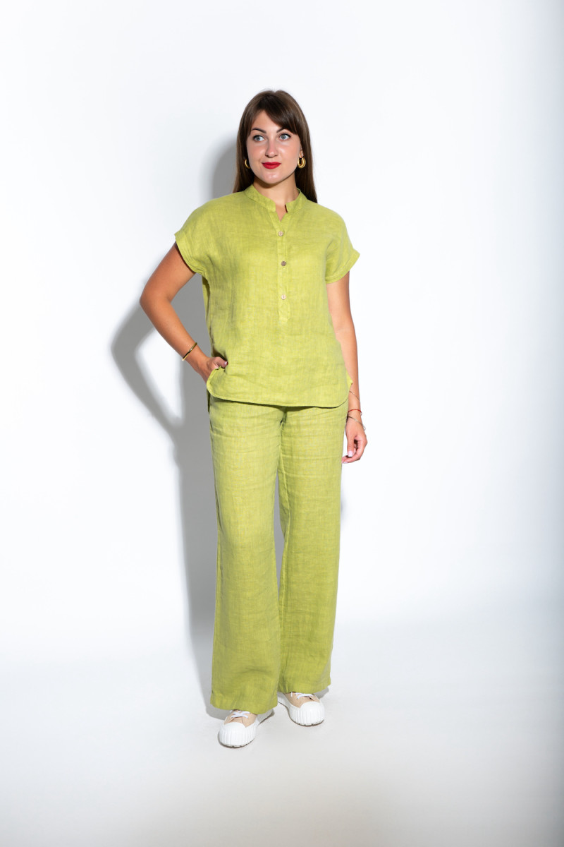 Зеленый льняной летный костюм брюки с блузой на пуговицах