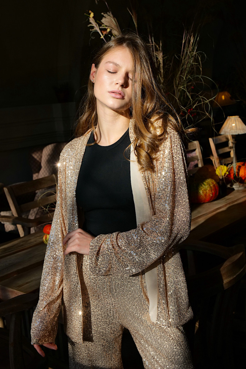 Костюм в пайетках золотого цвета итальянского бренда Dixie