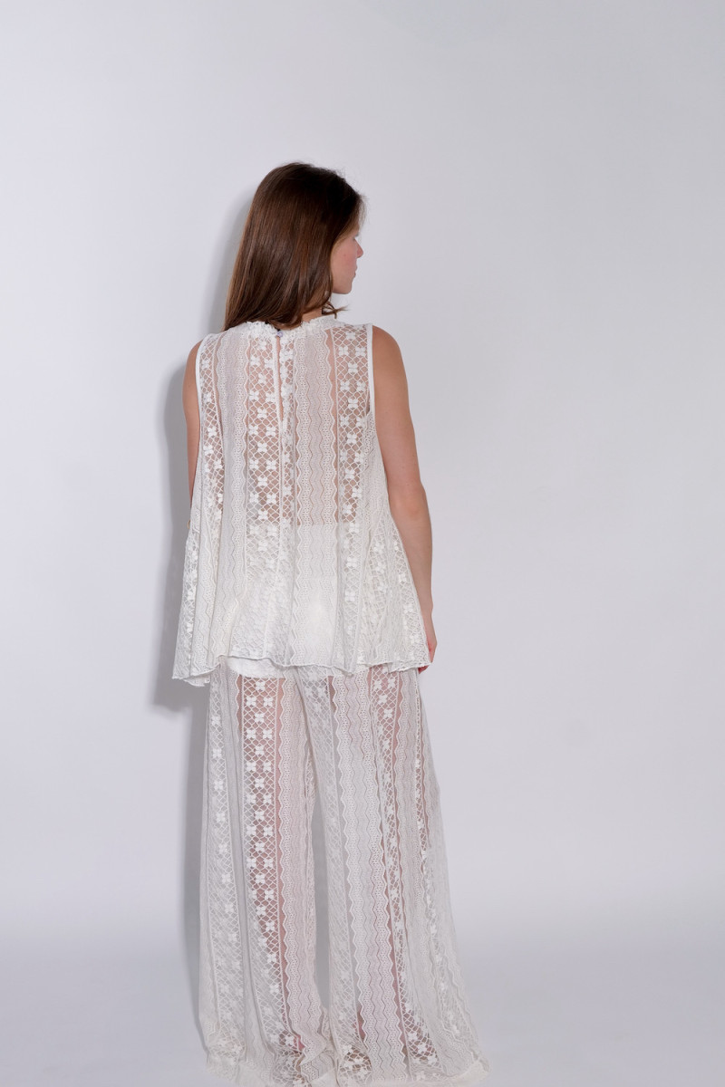 Белый прозрачный кружевной костюм с короткими шортиками из вискозы