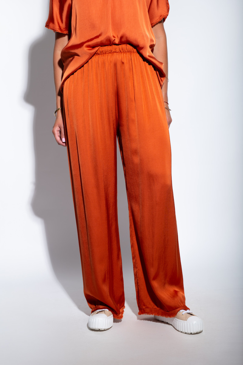 Вискозный костюм с В-образным вырезом и брюками свободного кроя итальянского бренда Motel