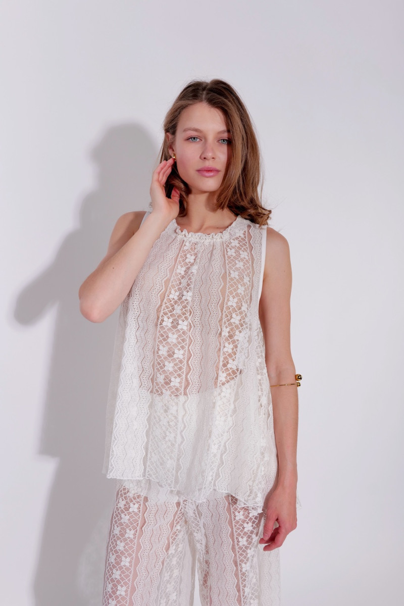 Белый прозрачный кружевной костюм с короткими шортиками из вискозы