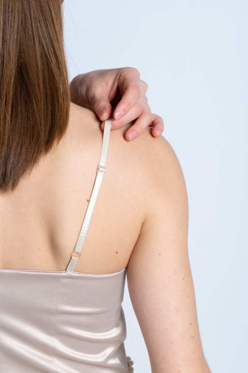 Короткое платье на тонких бретелях бежевого цвета итальянского бренда Rinascimento