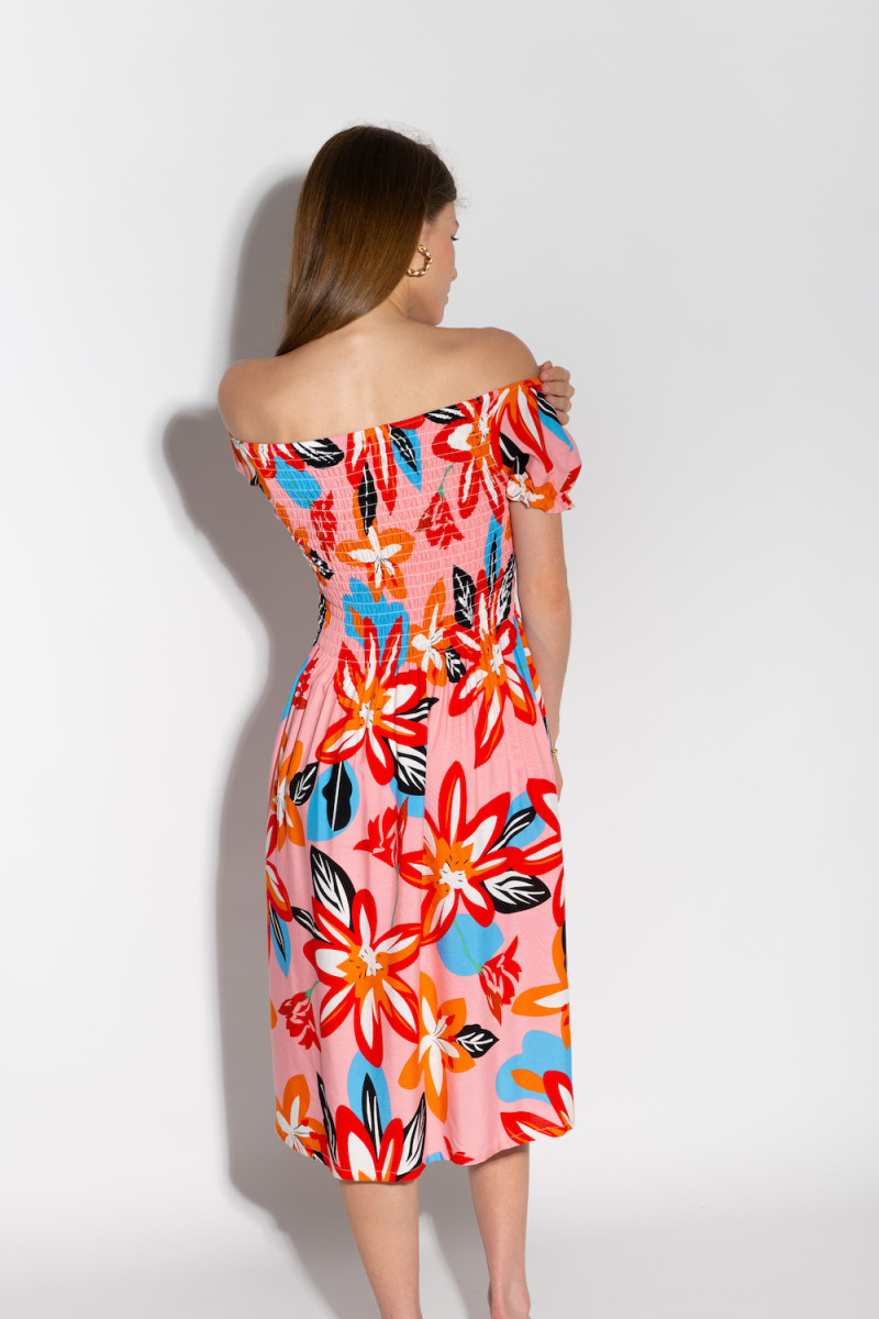 Розовое платье с разрезом и открытыми плечами итальянского бренда Motel